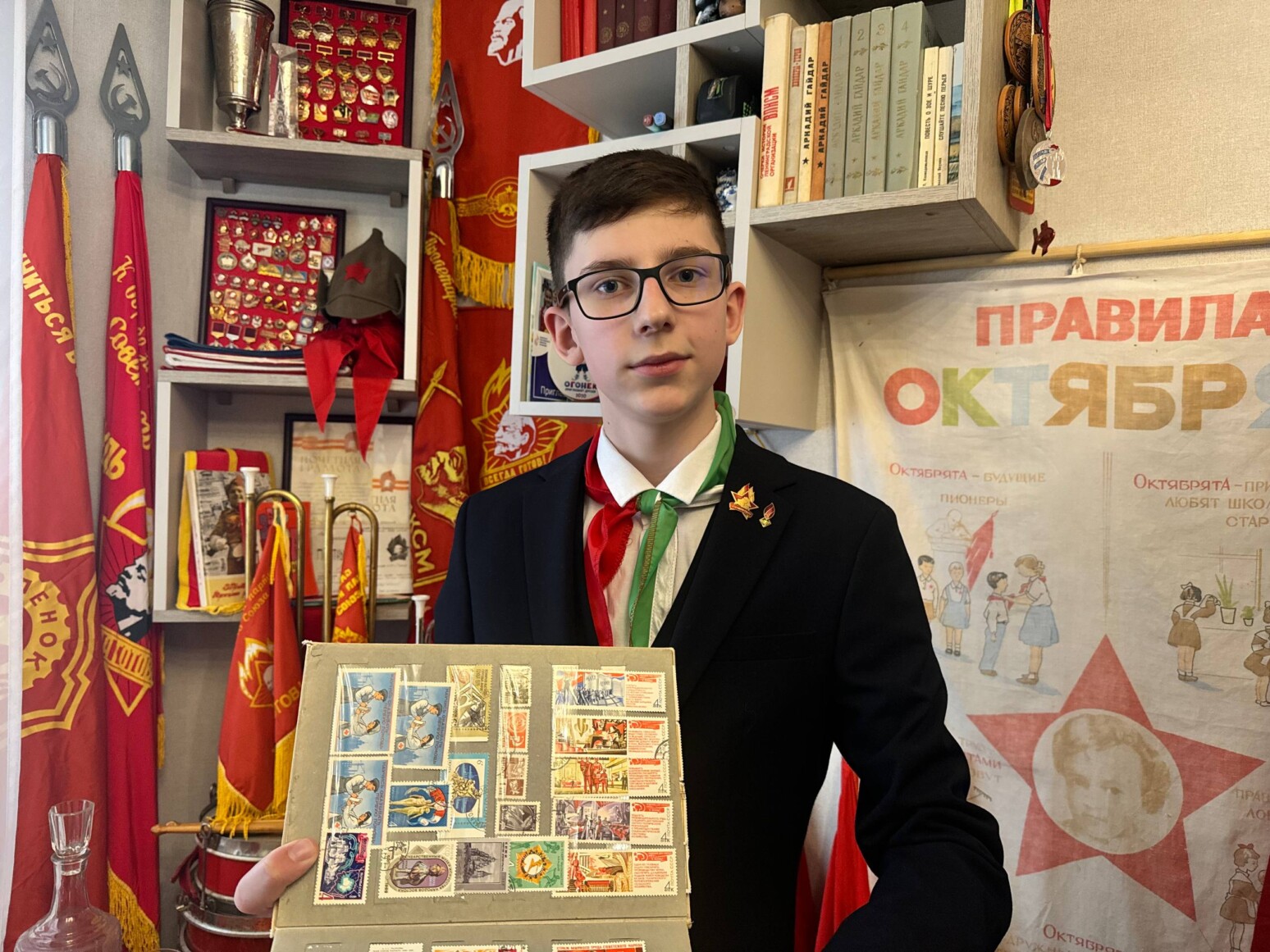 550 экспонатов в одной комнате. Школьник из Бобруйска 7 лет создает музей пионерии