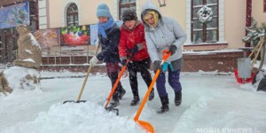 Сила единства: как могилевчане дают отпор снежному циклону. Фото