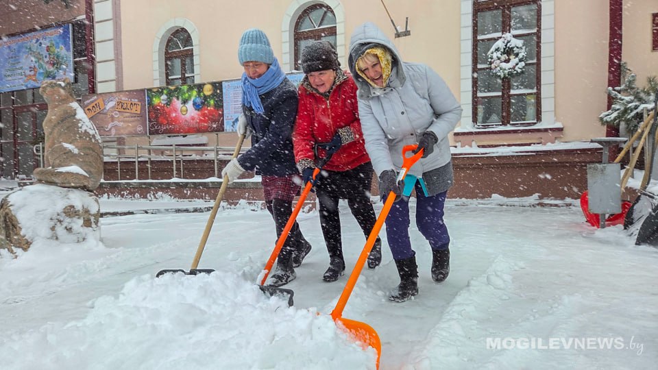 Сила единства: как могилевчане дают отпор снежному циклону. Фото