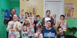 Вкусные и полезные подарки от «Бабушкиной крынки» вручили многодетным и приемным семьям Осиповичского района