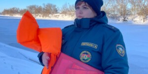 «Лед крепкий, жилет забыл»: как спасатели Могилева проводят ликбез для рыбаков на льду