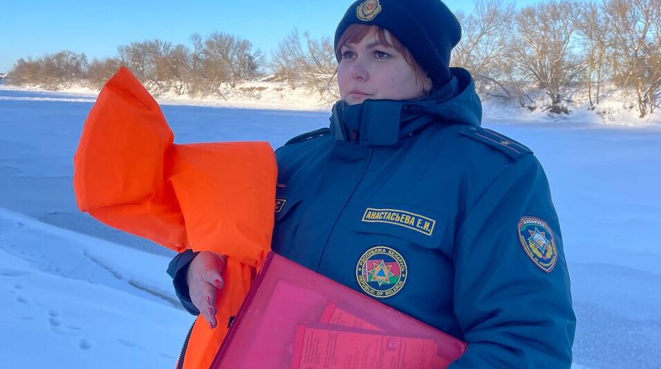«Лед крепкий, жилет забыл»: как спасатели Могилева проводят ликбез для рыбаков на льду