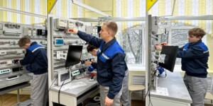 «Готовим кадры для себя»: Узнали, как новые мастерские в Могилевском электротехническом колледже меняют подход к обучению электриков и слесарей