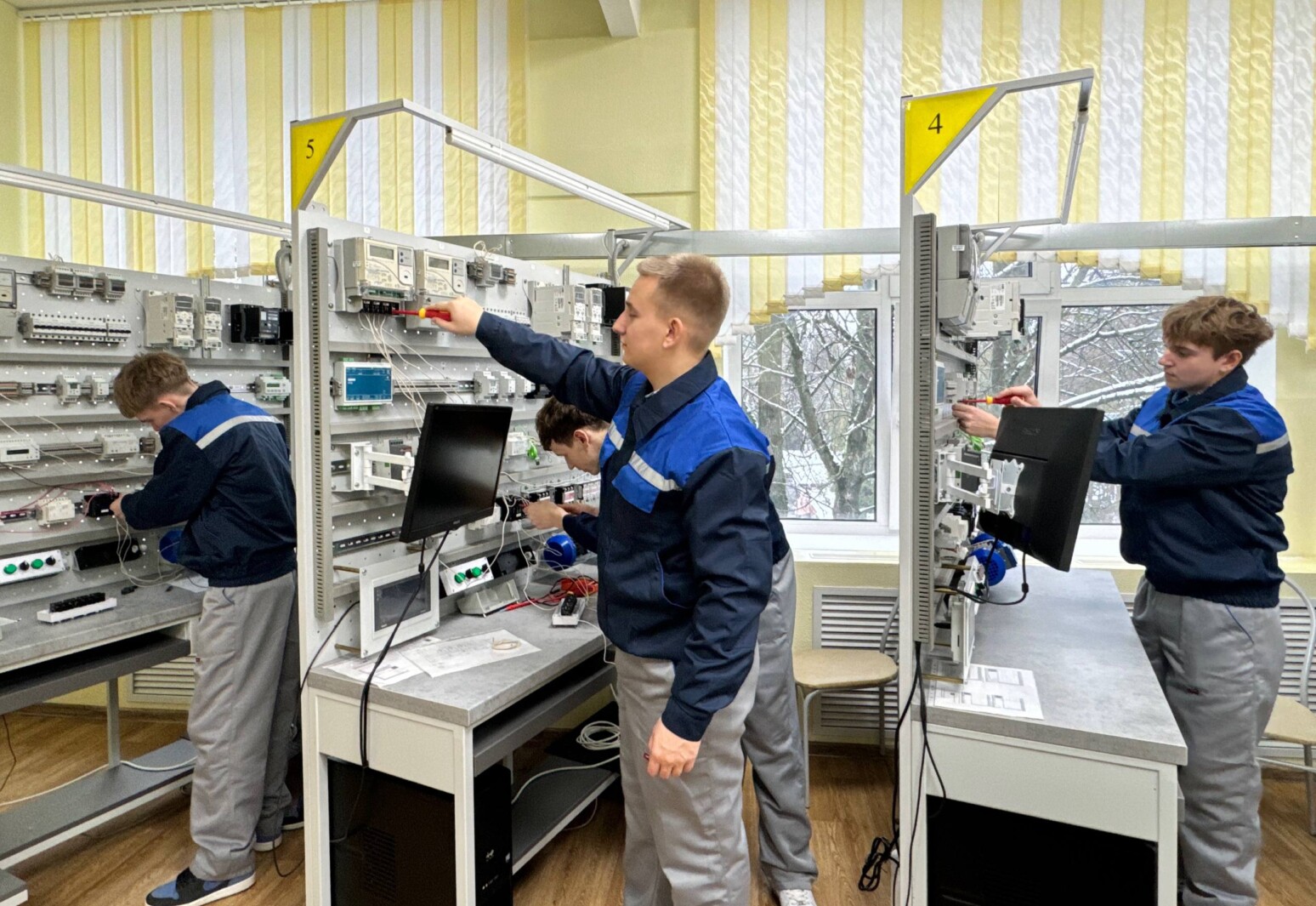 «Готовим кадры для себя»: Узнали, как новые мастерские в Могилевском электротехническом колледже меняют подход к обучению электриков и слесарей