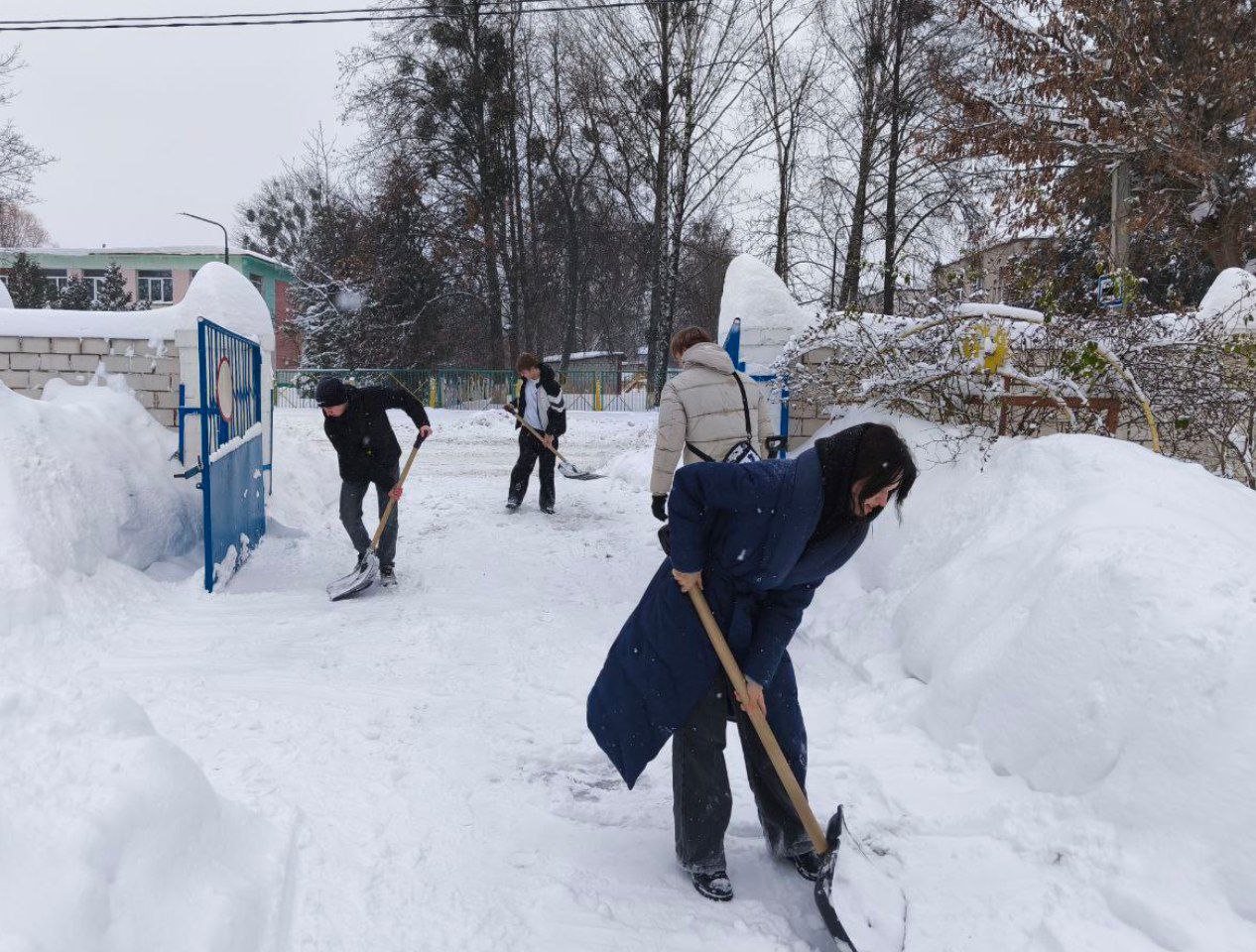Эстафета помощи: как в Бобруйске учащиеся помогают устранять последствия циклона