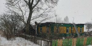 В горящем доме в деревне Курганы спасатели обнаружили тело хозяина. Что стало причиной трагедии 2 января?