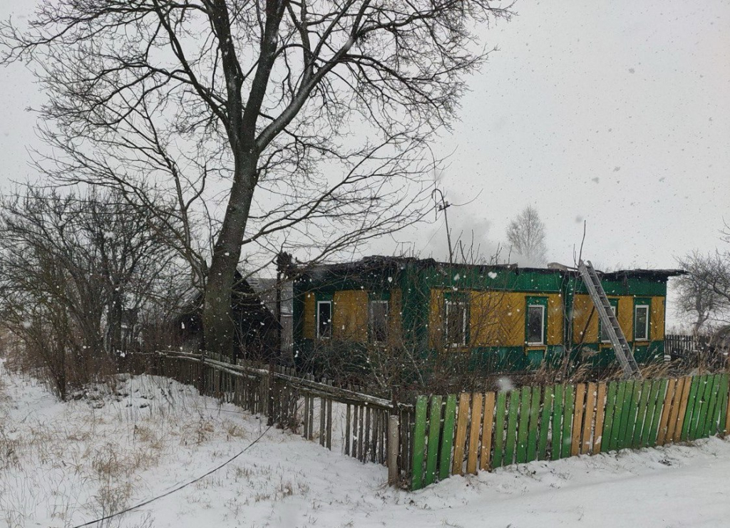 В горящем доме в деревне Курганы спасатели обнаружили тело хозяина. Что стало причиной трагедии 2 января?