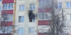 Дым из окна и эвакуация детей: пожар произошел в пятиэтажке в Славгороде