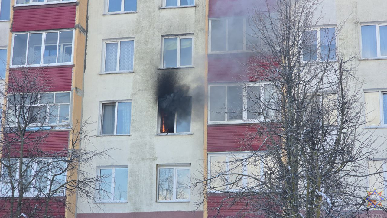 Дым из окна и эвакуация детей: пожар произошел в пятиэтажке в Славгороде