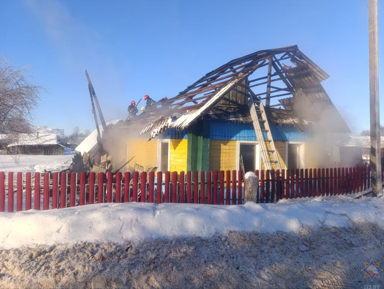 Проезжал мимо и бросился на помощь: работник МЧС в нерабочее время спас пенсионерку при пожаре