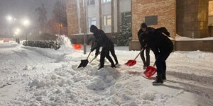 Помимо службы: могилевские милиционеры расчистили от снега детский сад и помогли коммунальщикам
