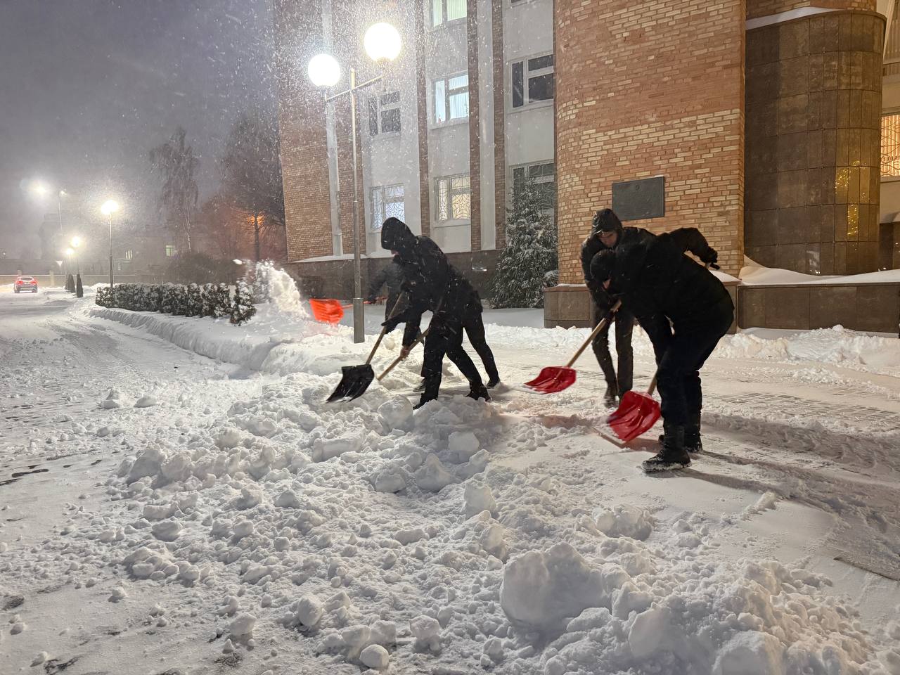 Помимо службы: могилевские милиционеры расчистили от снега детский сад и помогли коммунальщикам