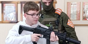 Студентам в Могилеве дали в руки оружие. Зачем профсоюз строителей устроил встречу со спецназом?