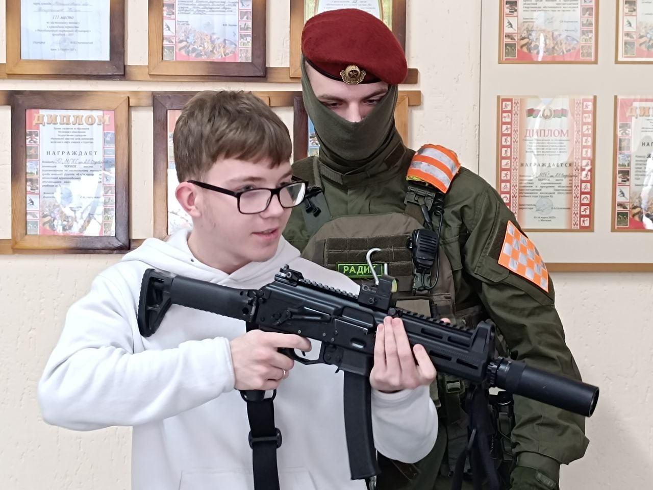 Студентам в Могилеве дали в руки оружие. Зачем профсоюз строителей устроил встречу со спецназом?