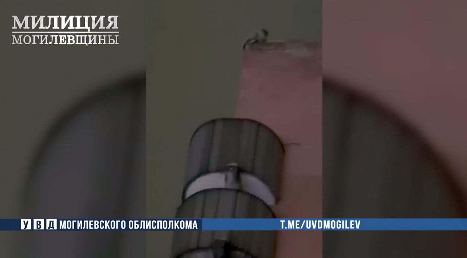 «Отойди от края!»: офицер ОМОНа в Могилеве убедил парня не прыгать с крыши