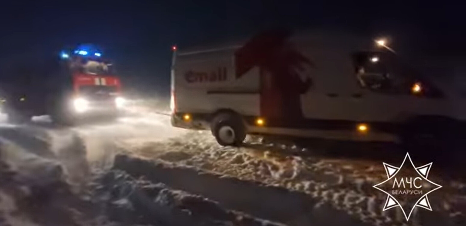 Стихия усиливается: спасатели Могилевской области отбуксировали 16 авто, введен режим повышенной готовности