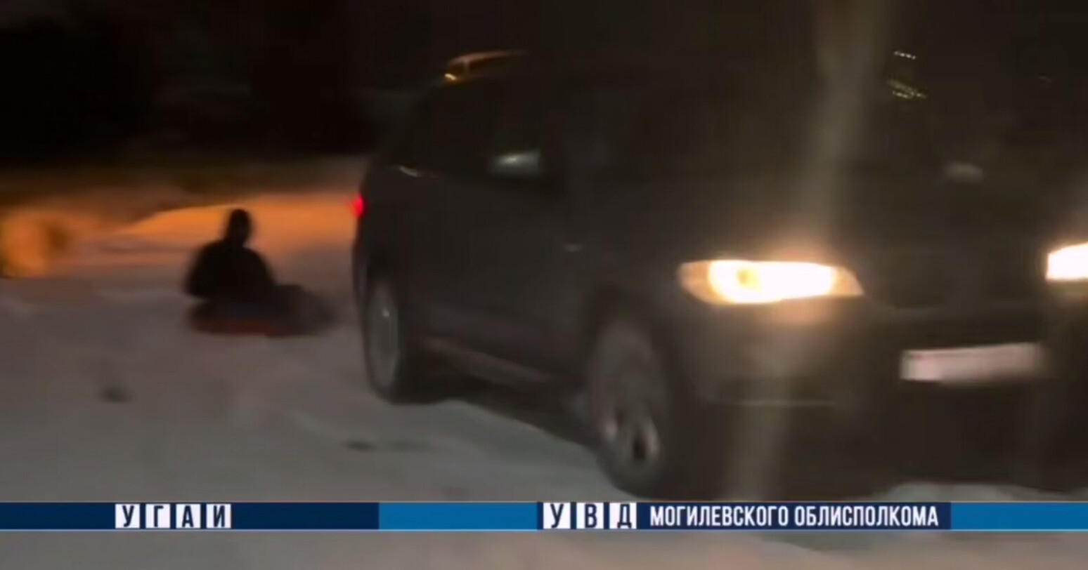 Видео из соцсетей помогло ГАИ: в Могилеве нашли и наказали водителя с тюбингом на дороге