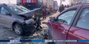 От удара — на встречку: на Первомайской в Могилеве Renault спровоцировал ДТП с тремя пострадавшими