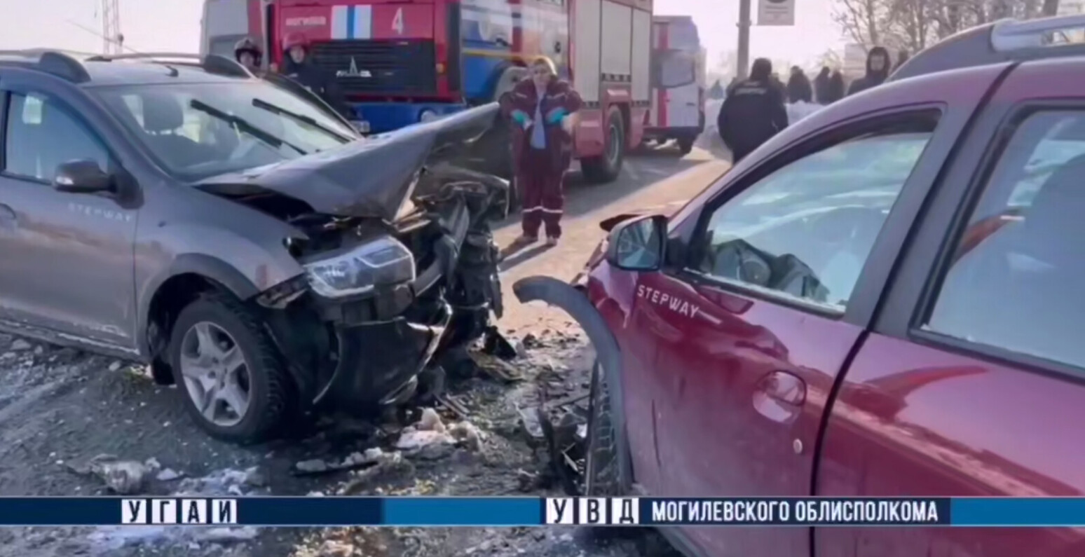 От удара — на встречку: на Первомайской в Могилеве Renault спровоцировал ДТП с тремя пострадавшими