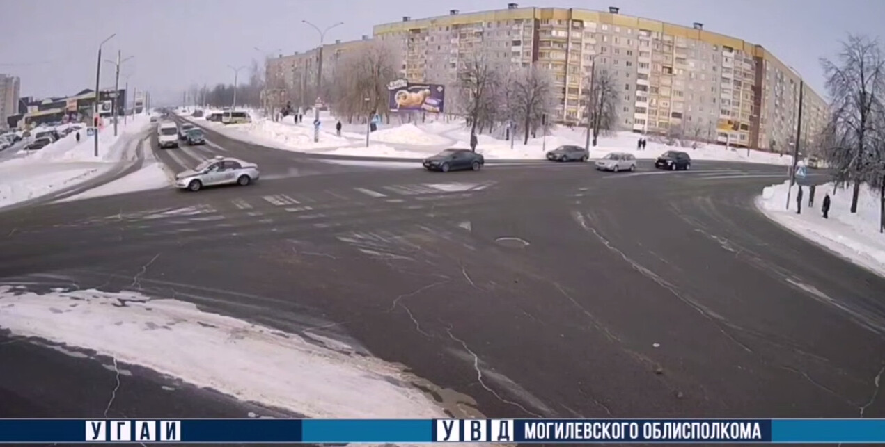 В Могилеве сотрудники ГАИ помогли доставить в больницу женщину, нуждавшуюся в срочной помощи