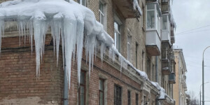 Не ходи под крышей! МЧС предупреждает о смертельной опасности сосулек и снега на крышах