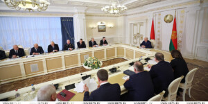 Лукашенко о защите работников, антикризисных управляющих и вейпах: какие решения приняты на совещании у Президента