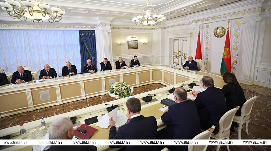 Лукашенко о защите работников, антикризисных управляющих и вейпах: какие решения приняты на совещании у Президента