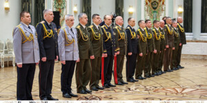 Лукашенко поздравил защитников Отечества и вручил генеральские погоны офицерам