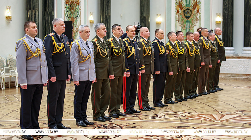 Лукашенко поздравил защитников Отечества и вручил генеральские погоны офицерам