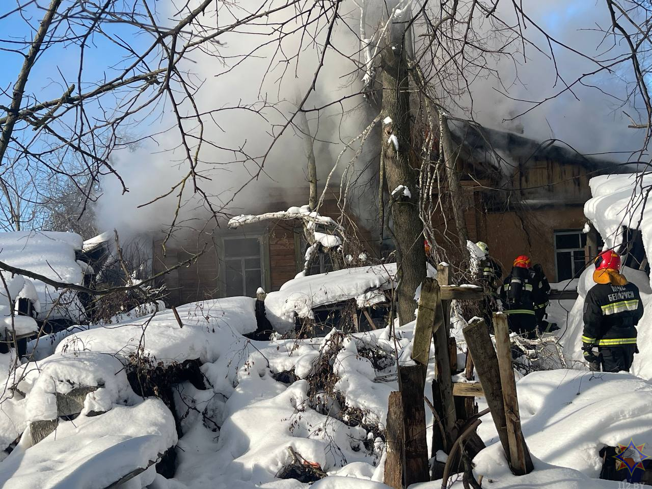 В Могилеве произошел пожар в частном доме: пострадали двое, огонь уничтожил крышу и имущество