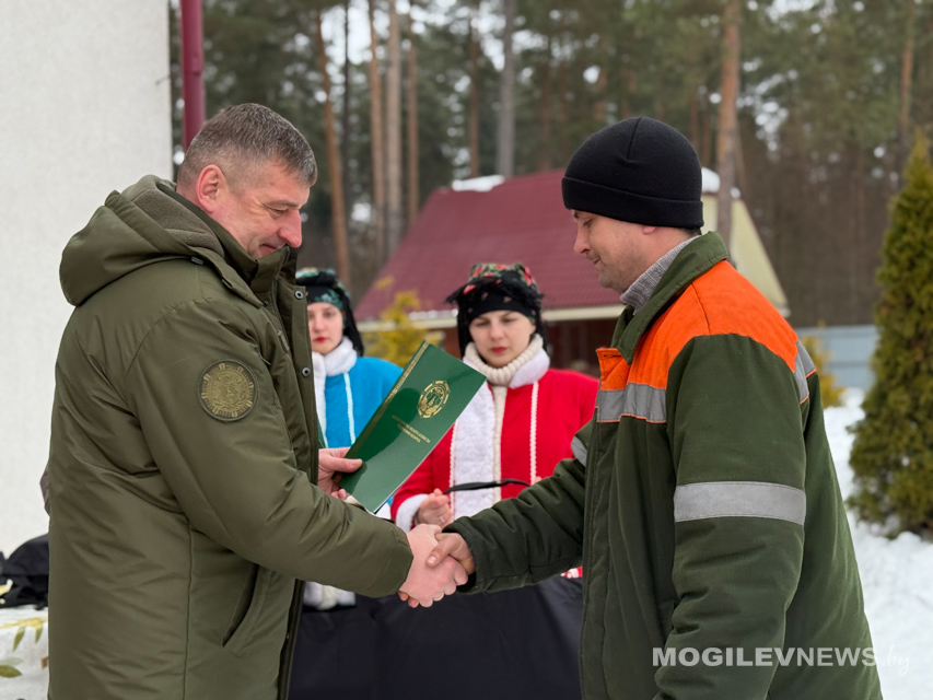 Тепло праздника — тем, кто трудится в лесу: в День защитников Отечества чествовали работников, ликвидирующих последствия стихии