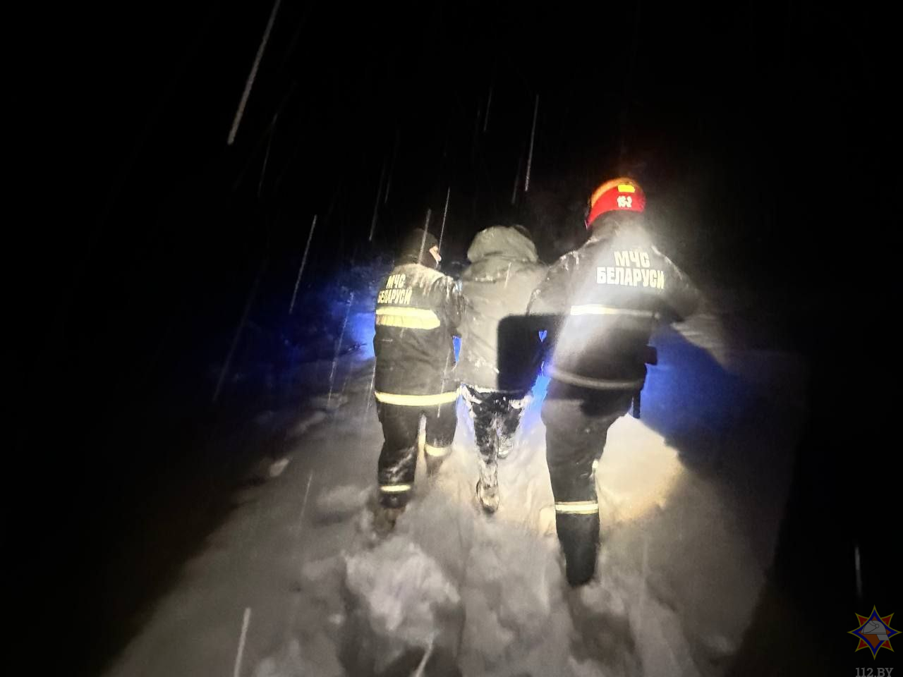 Заблудился ночью в лесу под Могилевом: спасатели за полтора часа нашли пропавшего мужчину