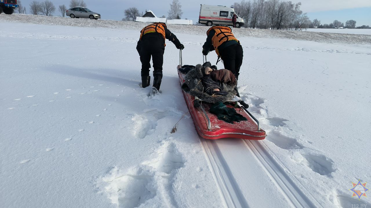 Сотрудники МЧС спасли замерзающую пенсионерку в поле под Могилевом
