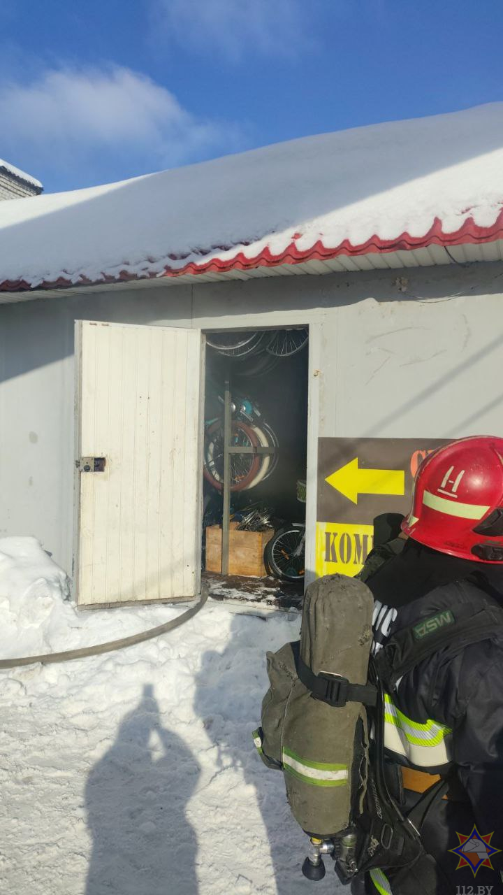 Пожар в торговом павильоне на Быховском рынке в Могилеве: огонь вспыхнул в подвале