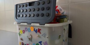 Не бойся, выбери игрушку: как в Могилеве "Коробочка храбрости" помогает детям побеждать страх перед уколами