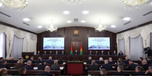 «Экономика стала полем боя»: Лукашенко потребовал остановить спад в промышленности и взять предприятия на ручной контроль