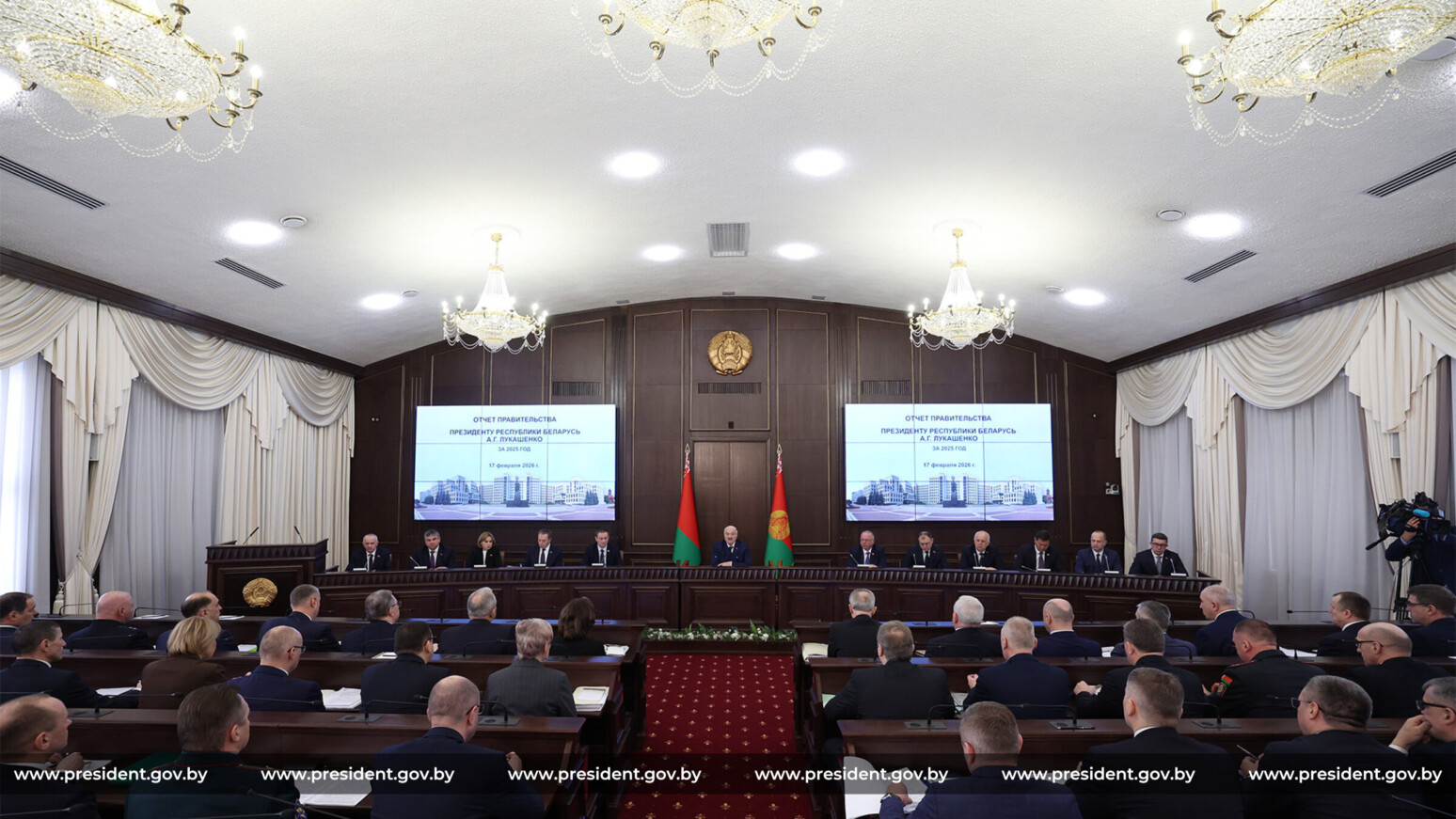 «Экономика стала полем боя»: Лукашенко потребовал остановить спад в промышленности и взять предприятия на ручной контроль