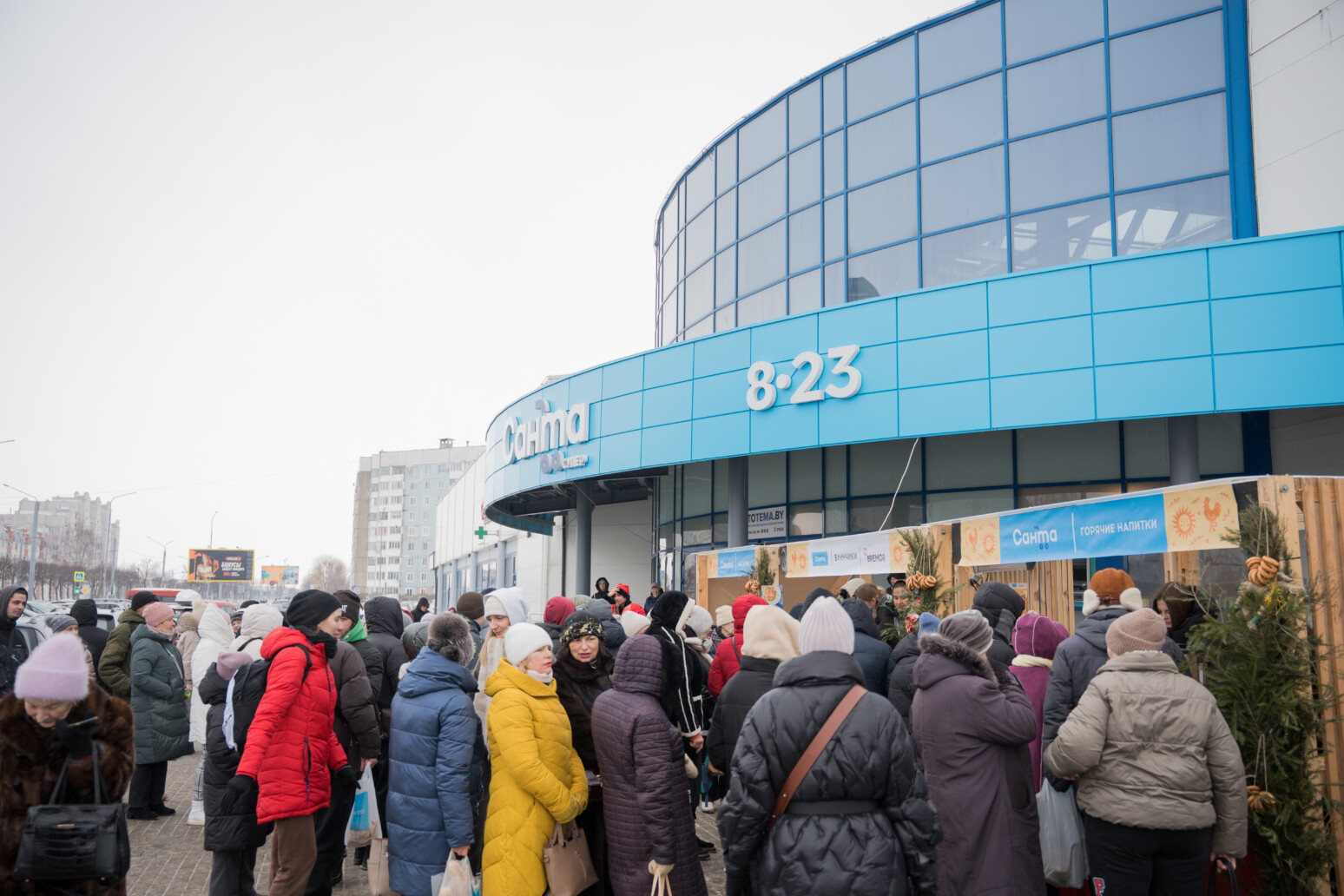 Жители Могилева с размахом провели зиму у магазина «Санта» — смотрите, как это было