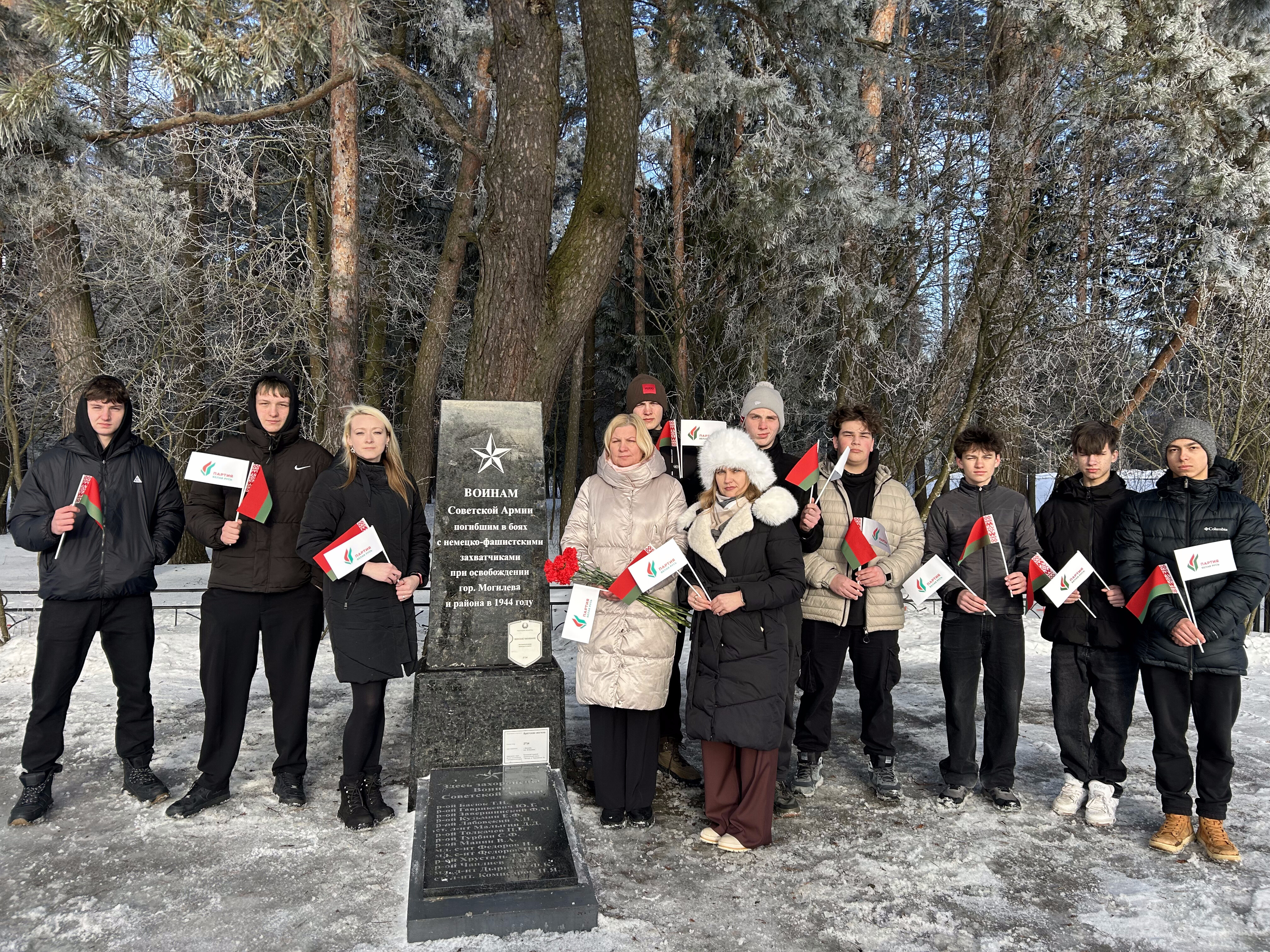 «Искра» памяти: молодежное крыло «Белой Руси» возложило цветы к могилам защитников Могилева