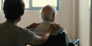 В Беларуси можно получать пособие по уходу за пожилыми старше 80 лет и работать — на каких условиях это разрешено?