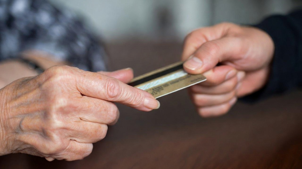 Гость ушел с картой: в Могилеве пенсионерка лишилась крупной суммы