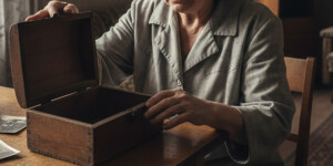 Приехал погостить к сестре и обокрал мать: в Бобруйске сын похитил золото пенсионерки на 12 тысяч рублей