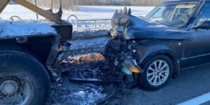 Range Rover врезался в стоящий грузовик на трассе М-4: пострадали женщина и ребенок