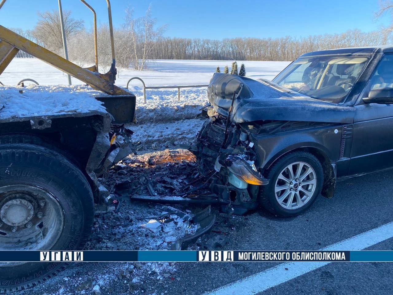 Range Rover врезался в стоящий грузовик на трассе М-4: пострадали женщина и ребенок