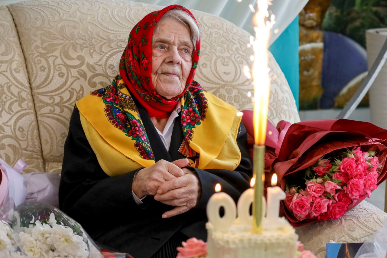 Она помнит войну и Победу: в Могилеве поздравили со столетием труженицу тыла