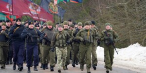 5 километров по снегу и боевая стрельба: силовики марш-броском отметили 23 февраля