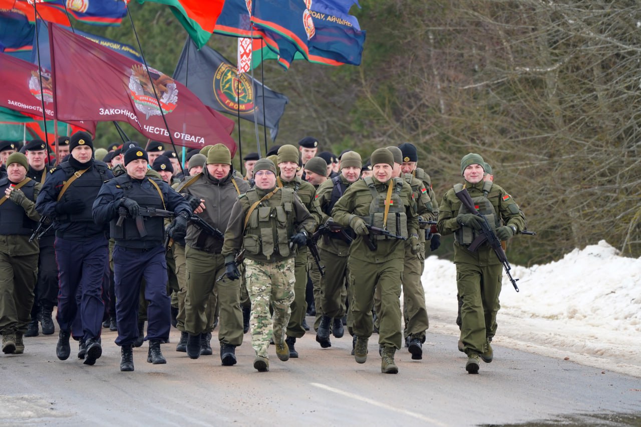 5 километров по снегу и боевая стрельба: силовики марш-броском отметили 23 февраля