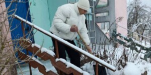 Не словом, а делом: школьники помогли пенсионерке