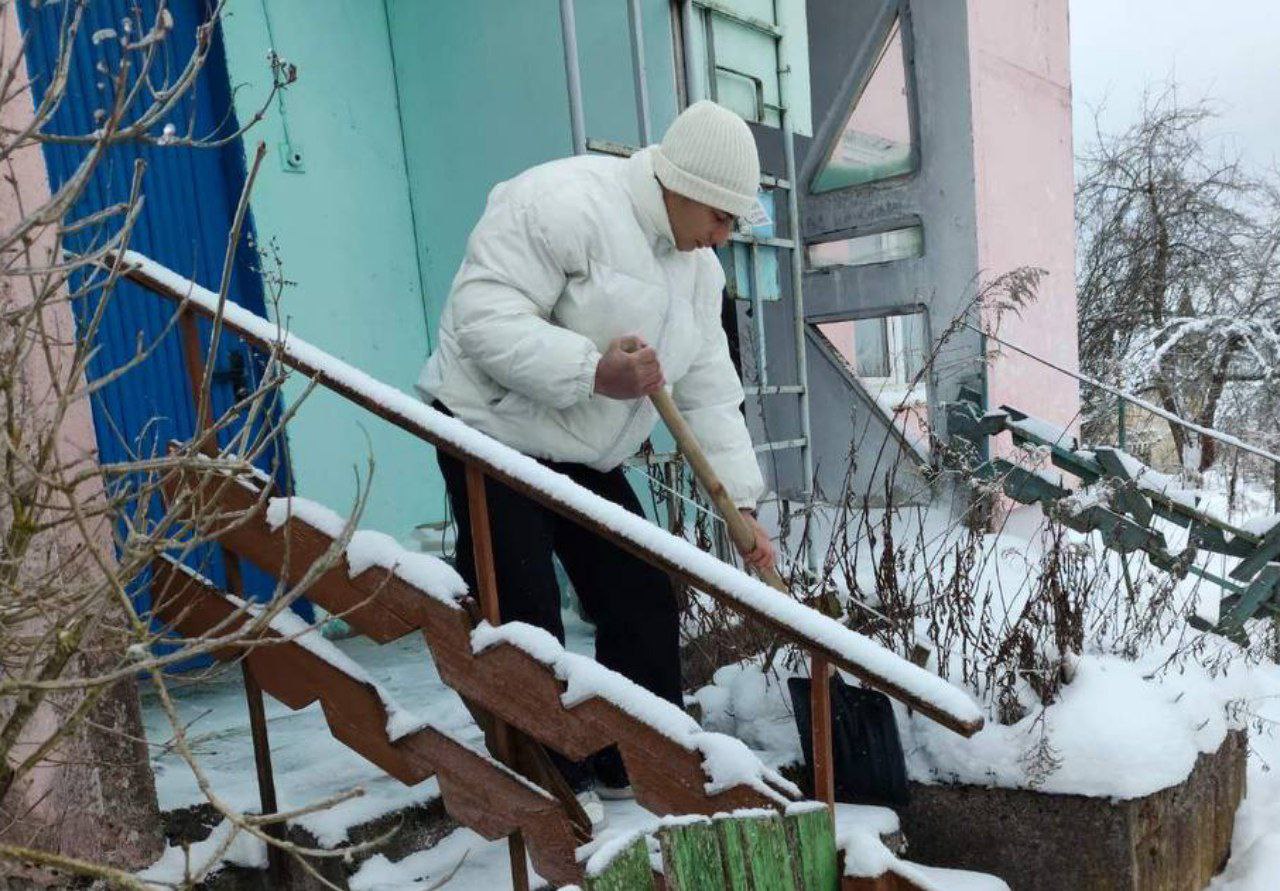 Не словом, а делом: школьники помогли пенсионерке