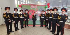 Связь поколений: кадеты поздравили мужчин «Бабушкиной крынки» с 23 февраля